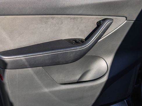 Used 2021 Tesla Model Y Long Range image 21