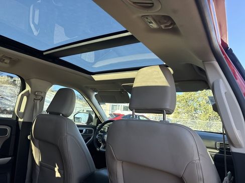 Certified 2022 Ford Explorer XLT w/ Equipment Group 202A image 24