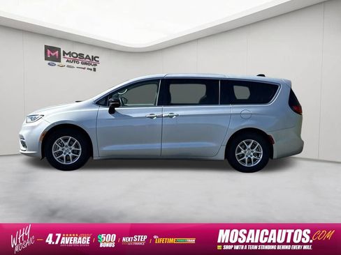 Used 2024 Chrysler Pacifica Touring-L FWD image 4