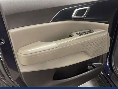 Used 2025 Kia Carnival FWD image 8