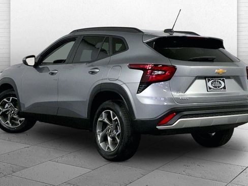 Used 2025 Chevrolet Trax LT w/ LT Convenience Package image 11