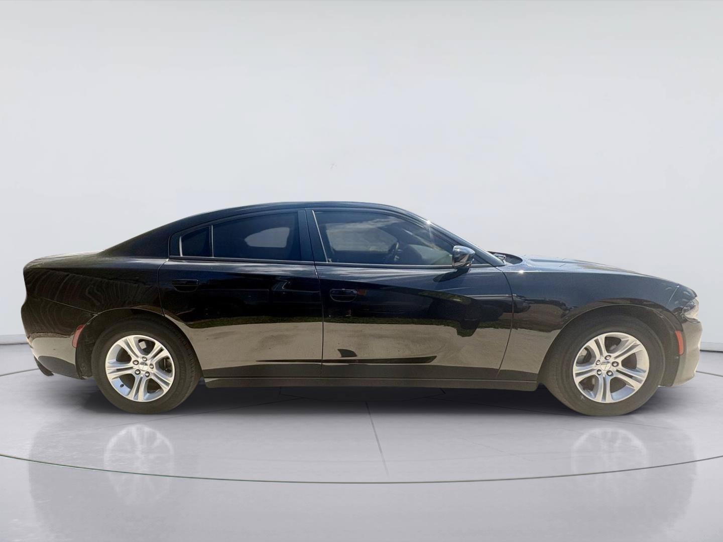 Used 2021 Dodge Charger SXT RWD image 2