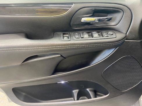 Used 2015 Chrysler Town & Country S image 9