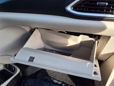 Used 2021 Chrysler Pacifica Touring-L image 85