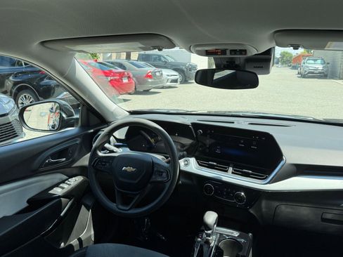Used 2025 Chevrolet Trax LT FWD image 34