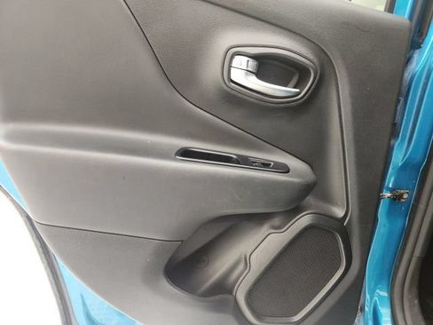 Used 2022 Jeep Renegade Altitude AWD/4WD image 9