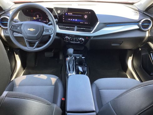 Used 2025 Chevrolet Trax LT FWD image 4