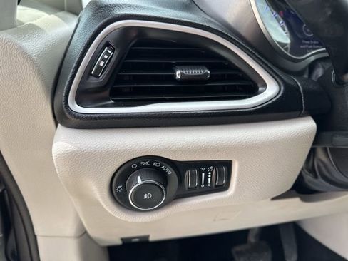 Used 2023 Chrysler Pacifica Touring-L FWD image 11