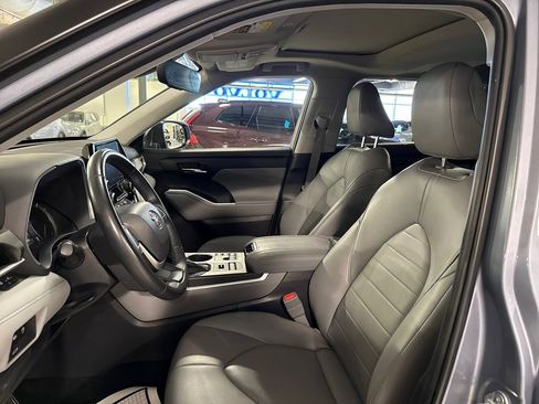 Used 2023 Toyota Highlander XLE AWD/4WD image 10