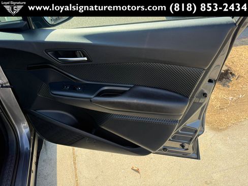 Used 2018 Toyota C-HR XLE FWD image 29