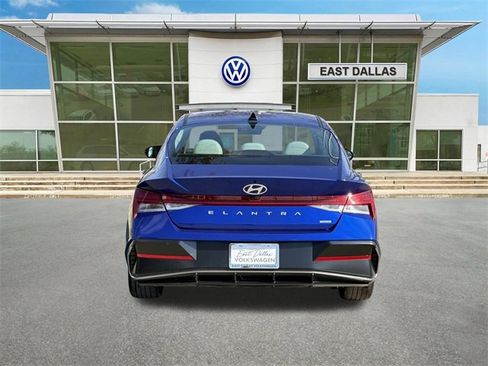 Used 2025 Hyundai Elantra Limited image 4