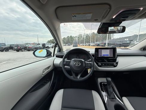 Used 2025 Toyota Corolla LE image 13