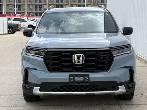 Used 2025 Honda Pilot TrailSport image 8