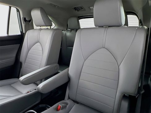Used 2021 Toyota Highlander XLE image 20