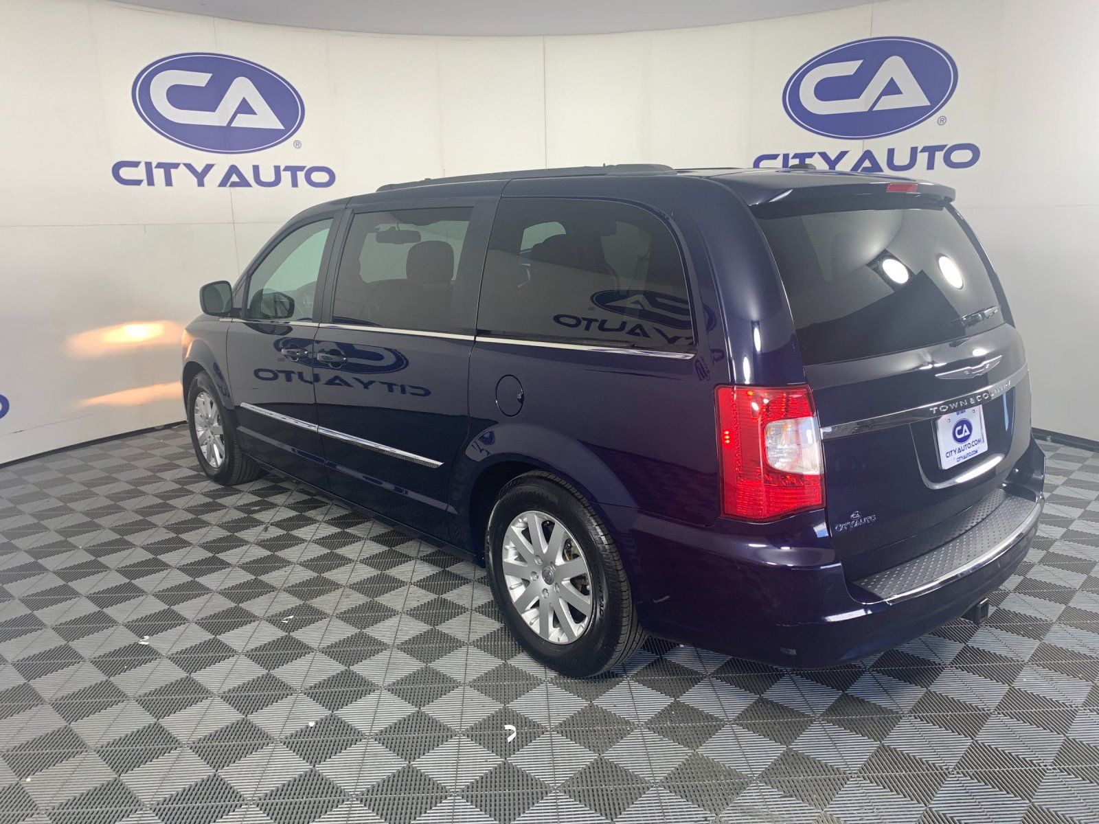 Used 2015 Chrysler Town & Country Touring w/ Trailer Tow Group FWD image 5
