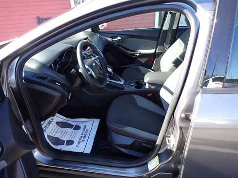 Used 2014 Ford Focus SE w/ SE Winter Package FWD image 7