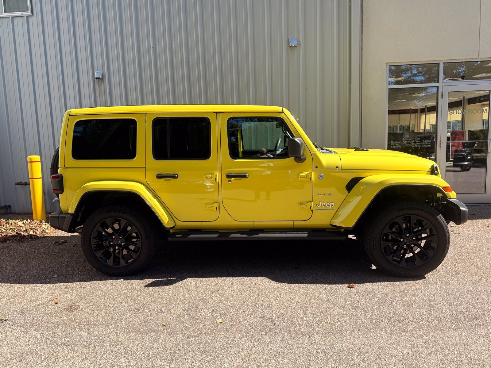 Used 2024 Jeep Wrangler Unlimited Sahara w/ Technology Group AWD/4WD image 8