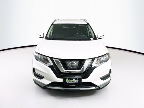 Used 2017 Nissan Rogue SV image 2