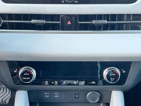 New 2025 Mitsubishi Outlander SE image 16