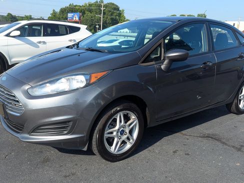 Used 2017 Ford Fiesta SE FWD image 3