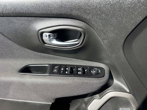 Used 2021 Jeep Renegade Latitude w/ Sun & Sound Group image 17