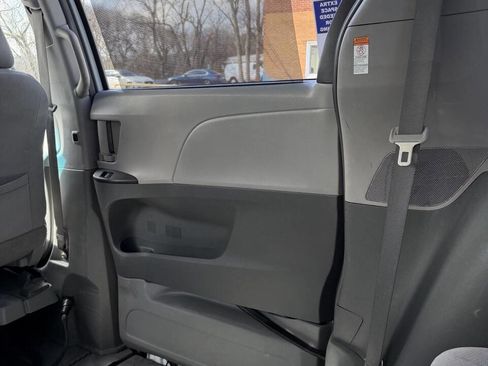 Used 2017 Toyota Sienna LE image 22