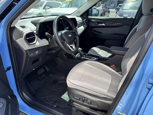 Used 2024 Chevrolet TrailBlazer LT w/ Convenience Package AWD/4WD image 2