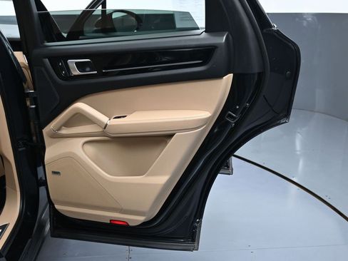 Used 2023 Porsche Cayenne Platinum Edition image 44