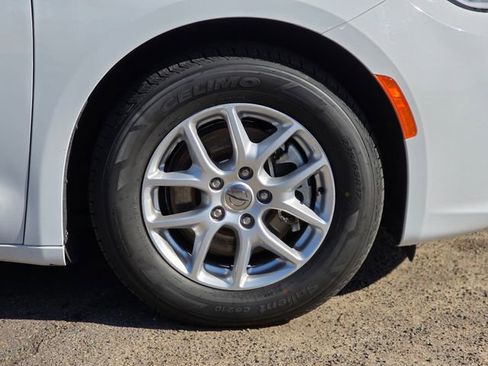 Used 2023 Chrysler Pacifica Touring-L image 8