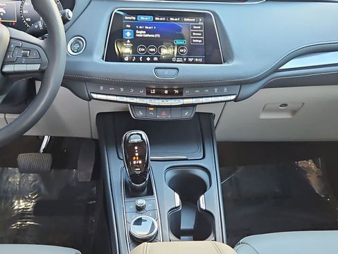 Used 2023 Cadillac XT4 Luxury w/ Cold Weather Package FWD image 20
