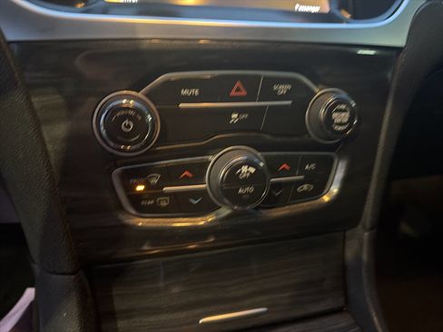 Used 2018 Chrysler 300 Touring L image 33