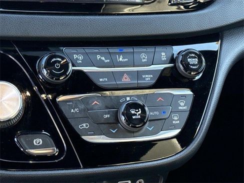 Used 2020 Chrysler Pacifica Touring-L w/ Advanced Safetytec Group image 21