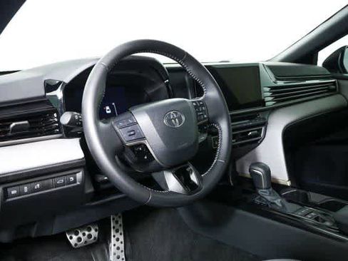 Used 2025 Toyota Camry SE image 4