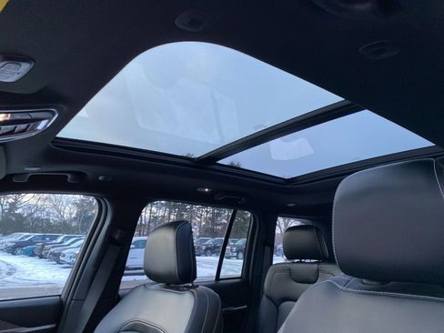 Used 2024 Jeep Grand Cherokee Limited w/ Black Appearance Package image 9