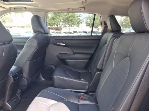 Used 2024 Toyota Highlander XLE FWD image 6