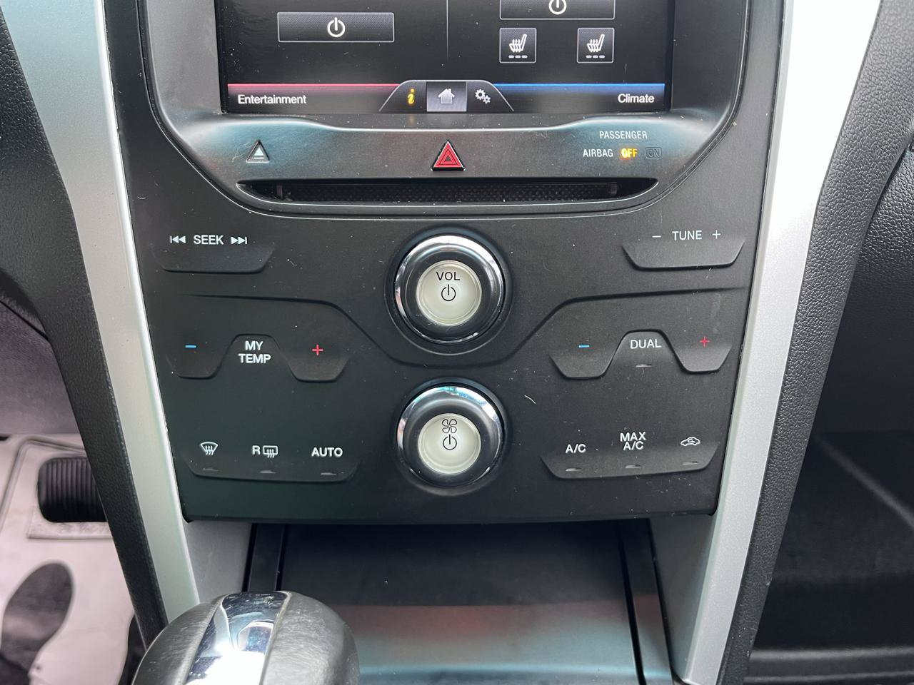 Used 2015 Ford Explorer XLT w/ Equipment Group 202B AWD/4WD image 34