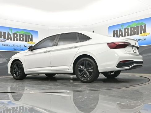Used 2024 Volkswagen Jetta SE w/ Panoramic Sunroof Package FWD image 19