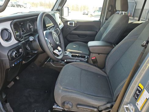 Used 2025 Jeep Wrangler Unlimited Sahara AWD/4WD image 4