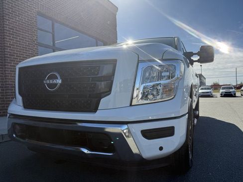 Used 2024 Nissan Titan SV w/ SV Convenience Package image 10