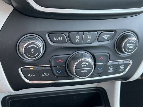 Used 2021 Jeep Cherokee Latitude Lux w/ Comfort/Convenience Group image 28