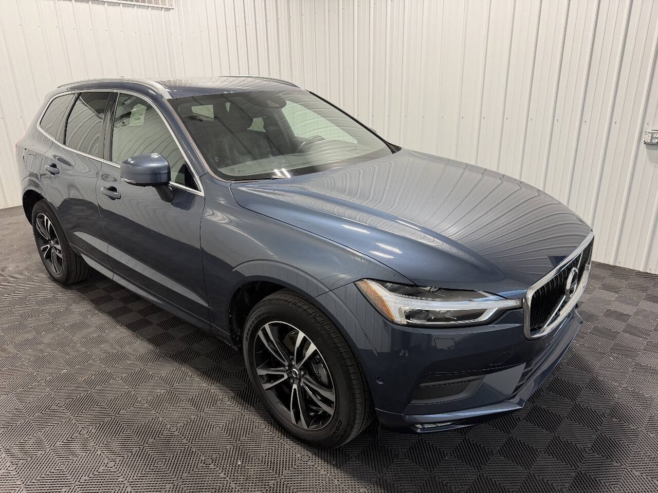 Used 2019 Volvo XC60 T5 Momentum w/ Multimedia Package AWD/4WD image 2