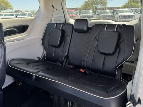 Used 2024 Chrysler Pacifica Limited image 28