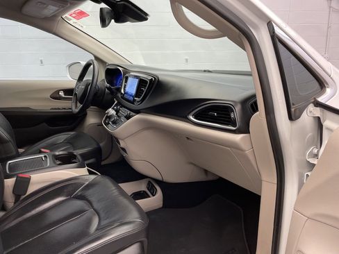 Used 2017 Chrysler Pacifica Touring-L Plus image 24