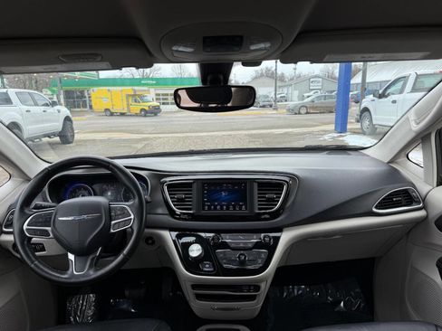 Used 2020 Chrysler Pacifica Touring-L image 25