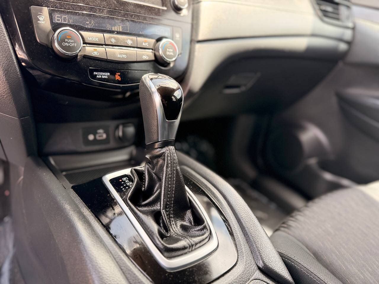 Used 2018 Nissan Rogue SV w/ Premium Package FWD image 22