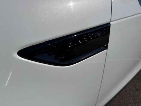 Used 2019 Land Rover Discovery SE image 8