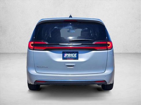 Used 2023 Chrysler Pacifica Touring-L FWD image 8