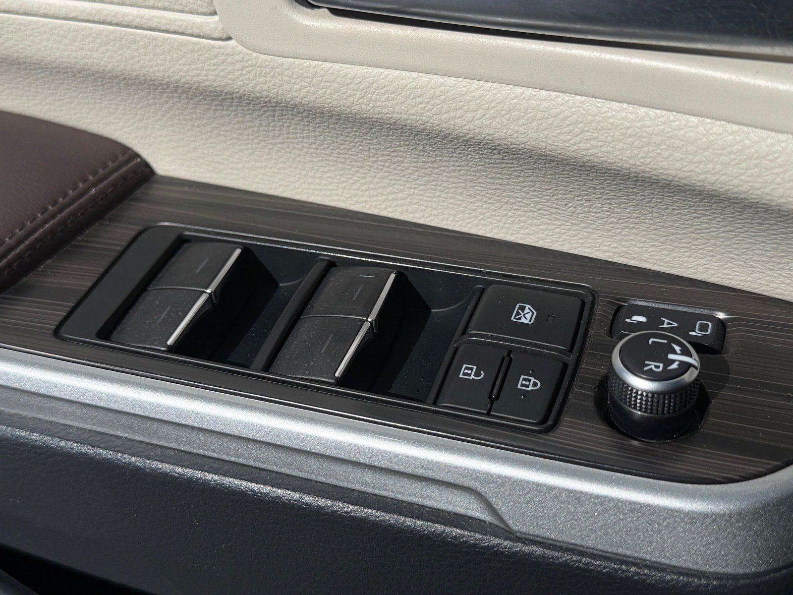 Used 2021 Toyota Sienna Platinum FWD image 39