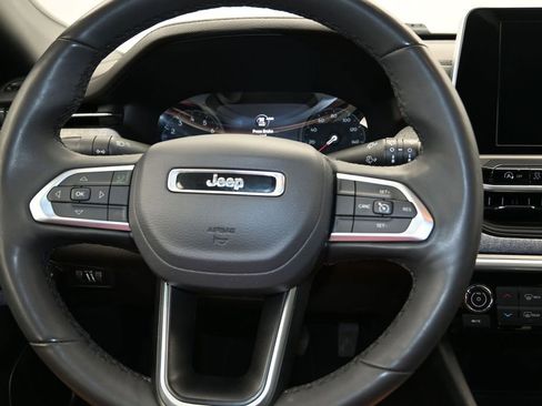 Used 2025 Jeep Compass Latitude AWD/4WD image 13