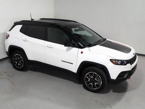 Used 2025 Jeep Compass Trailhawk AWD/4WD image 11